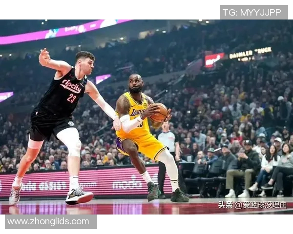 詹姆斯精准分球助攻里弗斯展现速度完成精彩上篮 詹姆斯精准分球助攻里弗斯展现速度完成精彩上篮