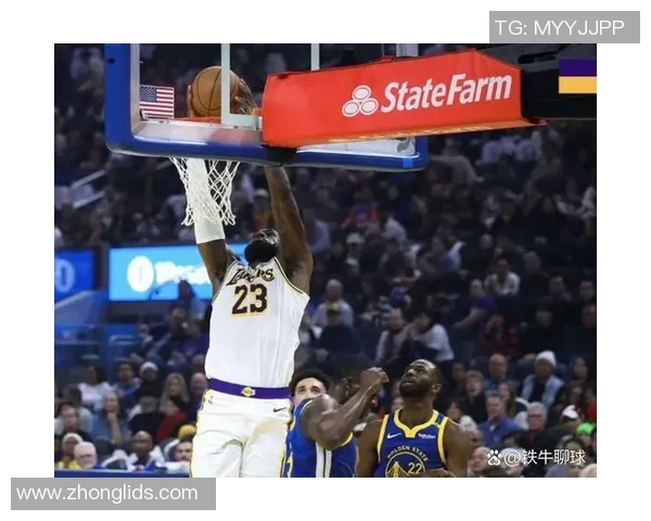 里弗斯展现速度优势快速反击无视防守轻松上篮得分 里弗斯展现速度优势快速反击无视防守轻松上篮得分