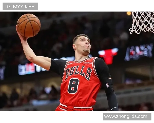 生涯效力八年！公牛主场播放致敬拉文视频